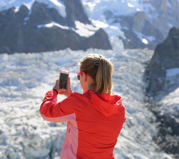 Femme utilisant son téléphone portable en pleine nature