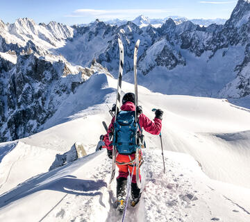 Skieur de randonnée sur un plateau enneigé