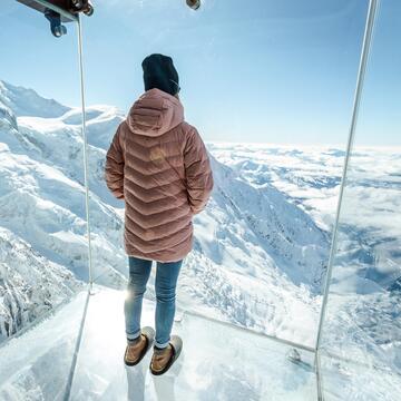 Paysage de montagne vue depuis un balcon entièrement vitré