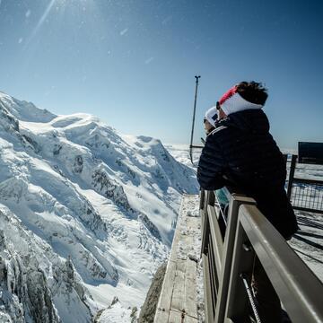 Paysage de montagne vu depuis un balcon aménagé