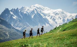 Groupe de randonneurs sur un chemin de crête