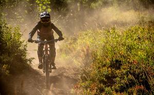 Adolescent faisant du VTT