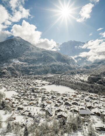 Village de Servoz entouré de montagnes enneigées 