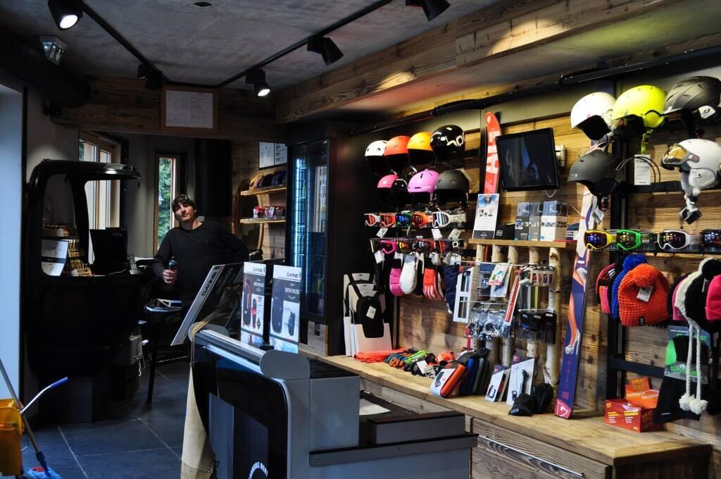 Rent and Ride Chamonix Mercure ChamonixMontBlanc Ski rental à