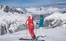 Membre de l'ESF devant une paysage de montagne