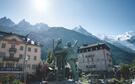 Statue de dos qui regarde la montagne 