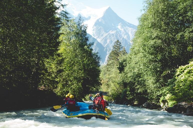 Groupe faisant du rafting sur une rivière